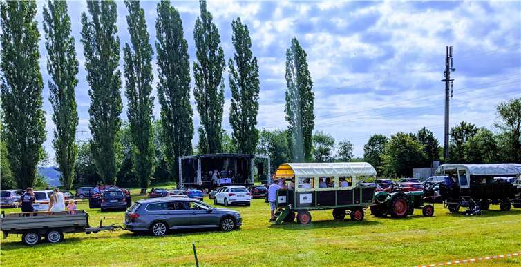 Das Publikum hatte sich einiges einfallen lassen, um mit möglichst vielen Leuten auf dem Gelände zu feiern, wurde schon mal so manches Gefährt umgebaut. Fotos: privat