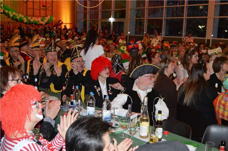 Das Publikum im knubbelvollen Saal war hellauf begeistert vom Sitzungsprogramm.