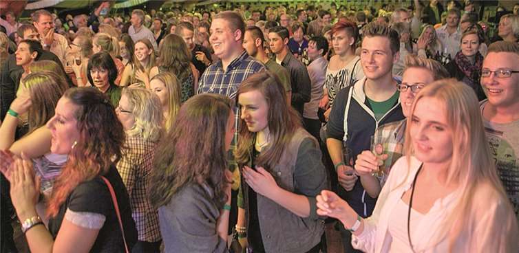 Das Publikum im rappelvollen Festzelt war bester Stimmung bei der ersten Wormersdorfer Schlagernacht. JOST