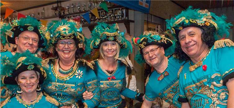 Das Publikum in der „Flintenarena“ war kunterbunt kostümiert,wie hier die 4711-Kröten. Fotos: -Jost-