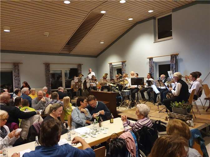 Das Publikum in der Gelbachtalhalle freute sich auf einen bunten musikalischen Abend.Fotos: privat