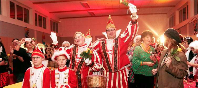 Das Publikum jubelt beim Einzug von Prinzessin Nina I. und Prinz Michael I.