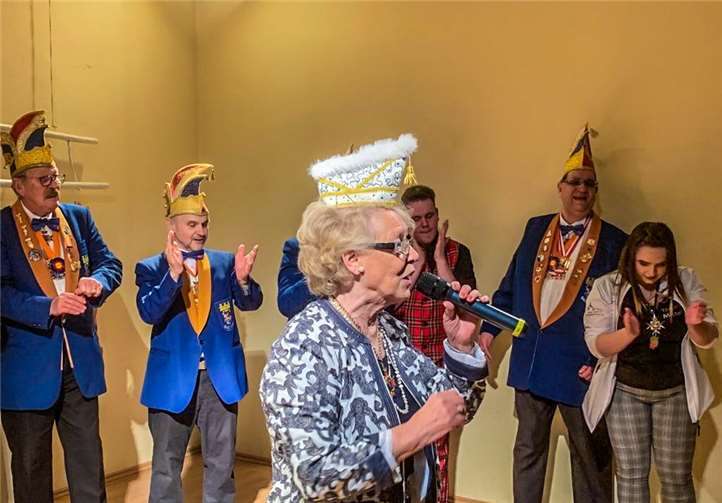 Ausverkaufte Närrische Sitzung der EKG begeistert Publikum Das Publikum konnte sich vor Lachen kaum auf ihren Sitzen halten. Foto: SCHAEFGES