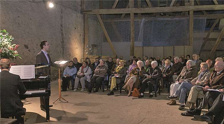 Das Publikum lauschte gespannt dem Gesang von Tenor Nico Heinrich, der von Pianist Tobias Krampen musikalisch begleitet wurde.VJ
