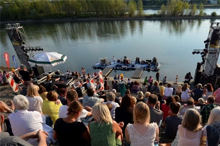 NRheinRocks#3 - Wiedergeburt auf dem Wasser Das Publikum macht es sich auf den Treppen gemütlich. Foto: Rüdiger Bartz