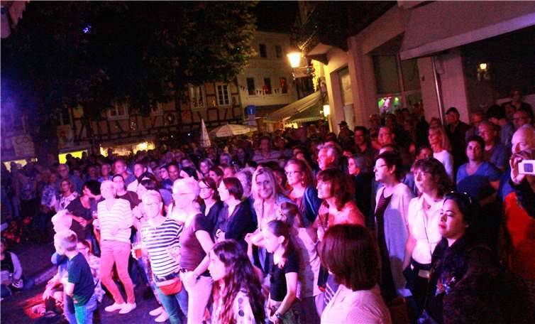 Das Publikum tanzte, sang und feierte bis tief in die Nacht.