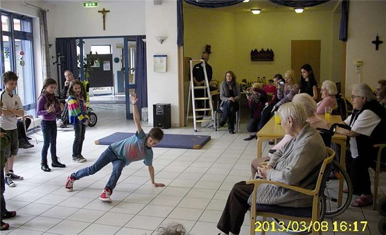 Das Publikum verfolgte mit Begeisterung die Darbietungen der Kinder.  privat