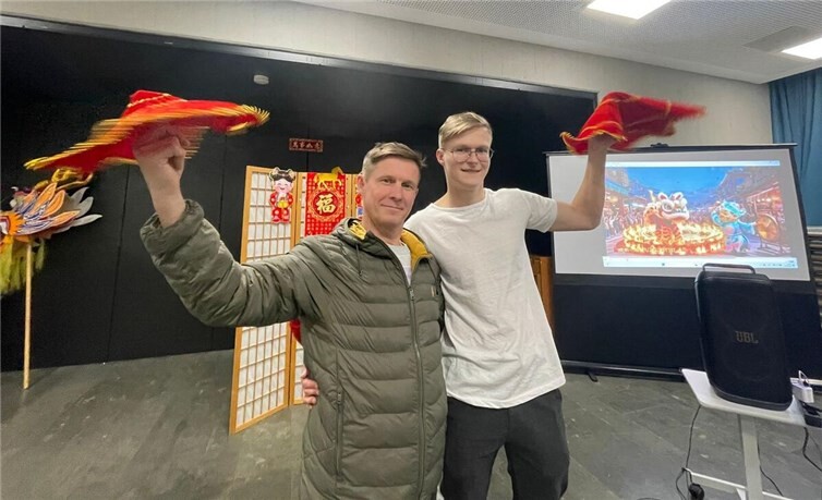 Das Publikum war fasziniert von den roten Taschentüchern, die während des Neujahrstanzes wirbelten.