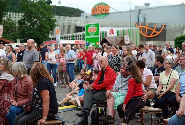 Das Publikum war sichtlich begeistert vom grandiosen Programm,das die Stadt Lahnstein zu ihrem 50. Geburtstag bot. Die Menschendrängten sich dicht an dicht und genossen gemeinsam einen unvergesslichen Tag.