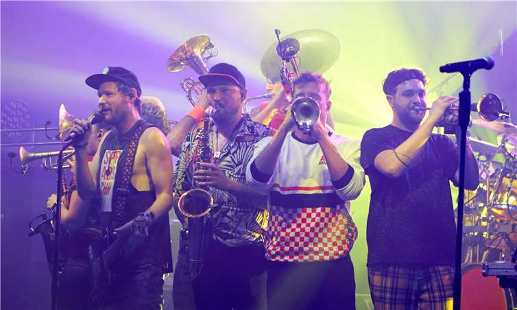 Das Publikum war völlig aus dem Häuschen und sang die meisten Titel von Querbeat im Chor mit. Fotos: Niklas König