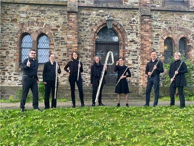 Das Publikum war vom virtuosen und dynamischen Spiel des Ensembles sichtbar mitgerissen. Quelle: Ev. Kirche Dekanat Westerwald