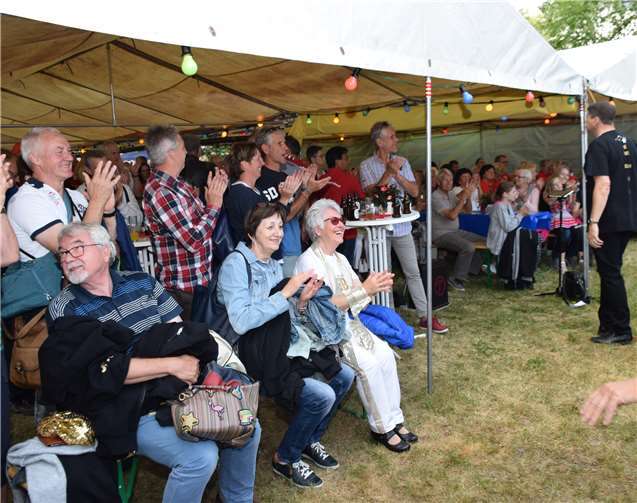 Das Publikum war von dem Fest begeistert von den Darbietungen.
