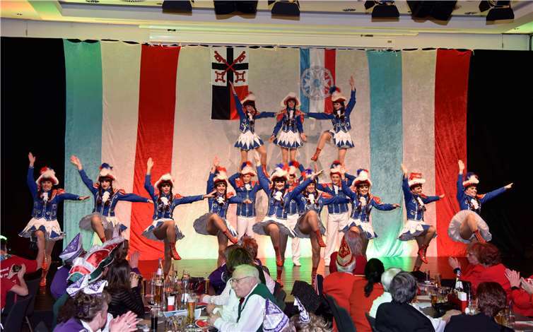 Das Publikum war von den Gardetänzerinnen begeistert.Fotos: Prinzengarde 1896