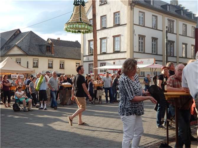 Das Publikum wartet auf den Beginn der Open-Air-Festivals.