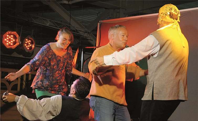 Das Publikum wurde in Treis gleich mehrmals mit in die Bühnenshow einbezogen.