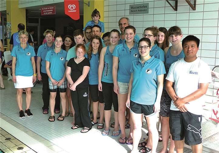 Das Puderbacher Schwimm-Team am ersten Wettkampftag gemeinsam mit den Betreuern. privat