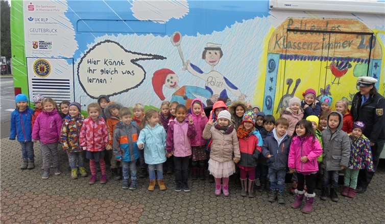 Das Puppentheater fand in einem großen Bus der Polizei statt.privat