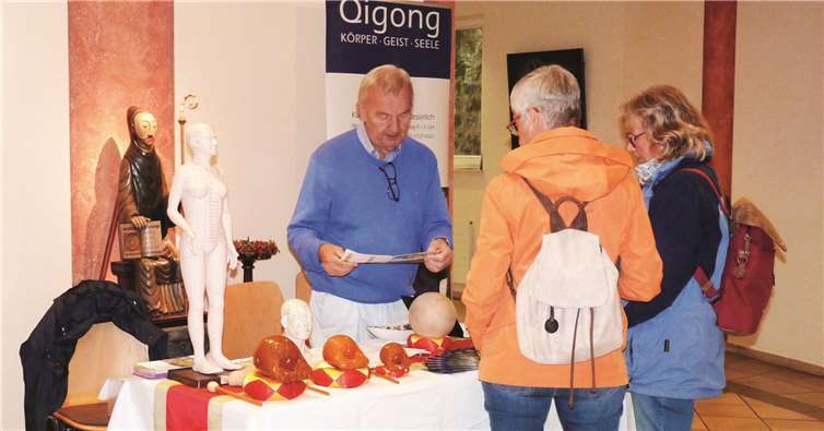 Das QiGong Center aus Urbar stellte Übungen für Körper, Geist und Seele vor.