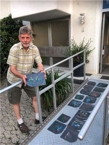 Das Quartiersbüro gestaltete Übungstafel, die bald an den Stationen des Parcours ausgelegt werden.Foto: Gabriele May