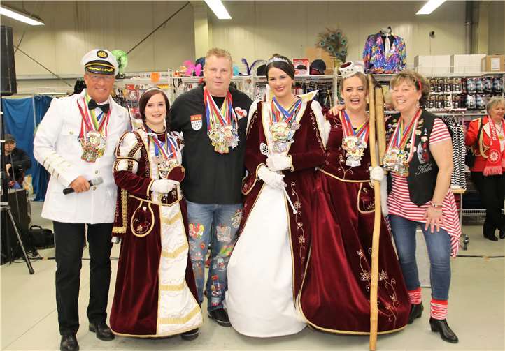 Das Queckenberger Damen-Dreigestirn kam später, da es selbst einen Empfang hatte und und erhielt ein Exklusivbild mir den Gastgebern Christine und Hoger Schmidt.