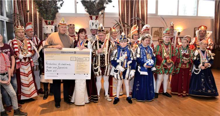 Das Queckenberger Prinzenpaar Sibille I. und Georg I. überreichte im Beisein der Tollitäten 1000 Euro an die Kinder- und Jugendkrebshilfe.Fotos: EICH