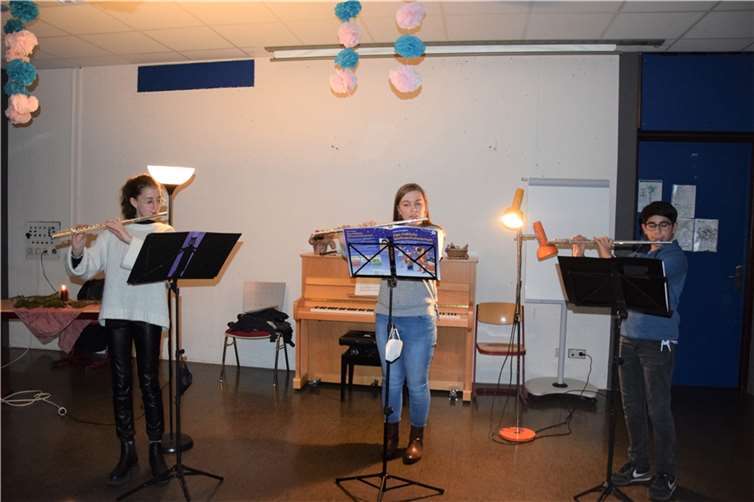 Das Querflöten-Trio Clara Salf, Fabienne Patschula und Toran Mogulkov eröffneten den Abend mit „Mach hoch die Tür“Foto: U. Buchmann