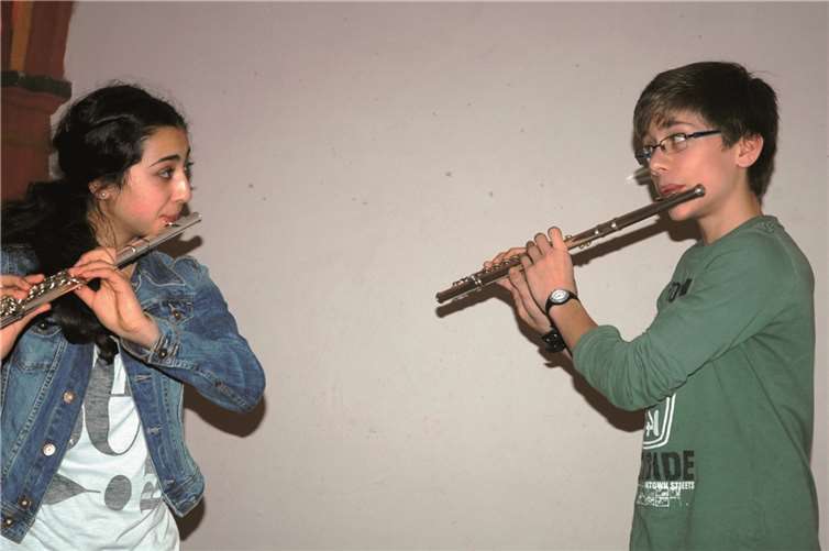 Das Querflötenduo Diren Duran und Florian Jakob beeindruckte die Hörer mit einer furiosen Version des „Dialogo angelico“ von G. Petrassi.  KMS MYK