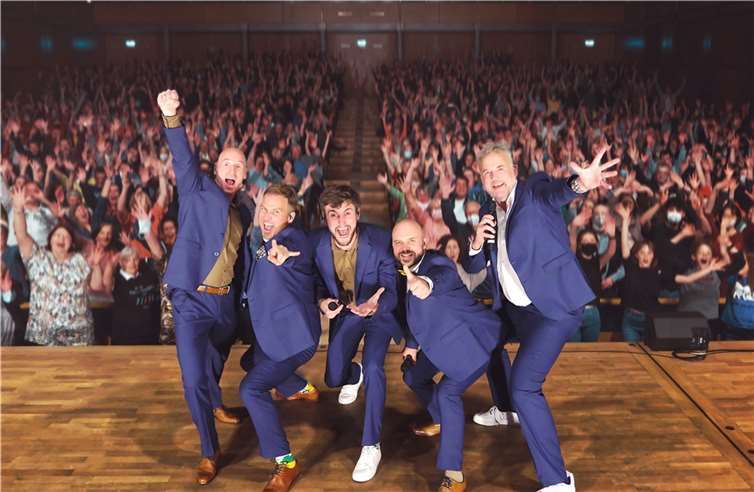 Alte Bekannte: „Nix geht über Live!“ Das Quintett „Alte Bekannte“ hat eine ausgesprochen vielfältige und bunte Palette an neuen Songs im Gepäck. Copyright: Erbsenzähler Entertainment