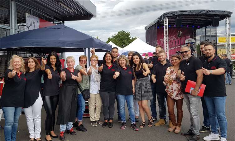 Das REWE-Team war mit sichtbar viel Spaß bei der Sache und freute sich über ein gelungenes Fest. Fotos: KH