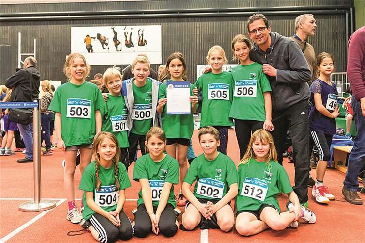 Das RTV-Team der 10jährigen mit ihrem Trainer Gerd Engel auf dem Kölner Sportfest.privat