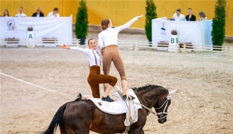 Voltigierturnier im Jubiläumsjahr Das RVK-Doppel ist am kommenden Wochenende am Start: Maria Hof und Maja Assenmacher auf Carla. Foto: Daniel Ellwanger