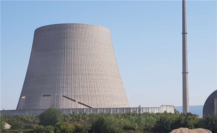 Das RWE gab den Termin für den kontrollierten Einsturz des Kühlturms bekannt: Am kommenden Freitag sollen die 80 Meter hohen Reste des einst 162 Meter hohen Bauwerks fallen. Fotos: KH