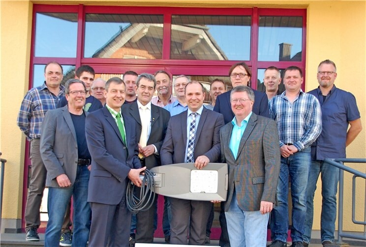 Das RWE ist weiterhin für die Straßenbeleuchtung der Ortsgemeinde Faid zuständig. Im Beisein von Verbandsbürgermeister Helmut Probst und dem Faider Gemeinderat wurde der Vertrag unterzeichnet.privat