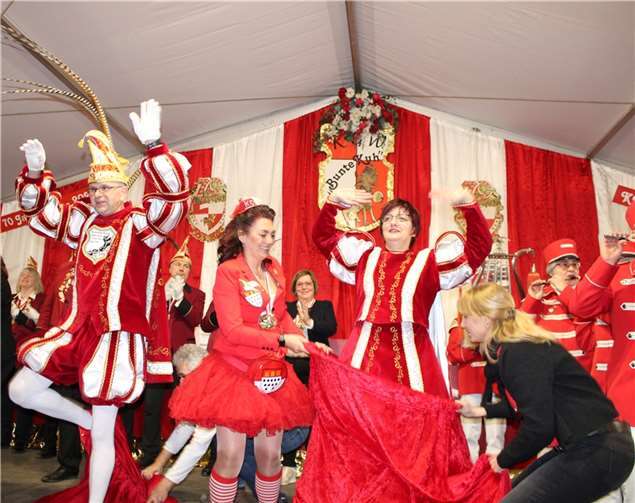 Das Rätsel ist gelüftet, die neuen Tollitäten werden der jubelnden Menge präsentiert.  Fotos: DU