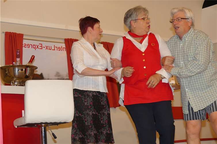 Das Räuberpärchen will von der Bistrokellnerin wissen, wohin ihre fette Beute verschwunden ist.