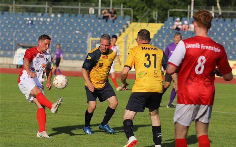 Das Ramon Roselly nicht zum ersten Mal Fußball spielte merkte man.