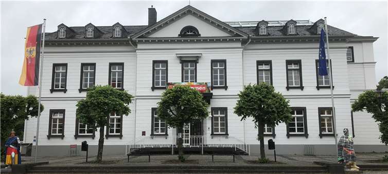 Das Rathaus am Morgen nach der Wahl: Im Sitzungssaal im zweiten Stock wird der Stadtrat bald in veränderter Konstellation tagen. Foto: ROB
