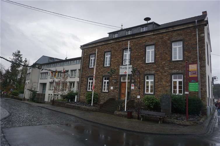 Das Rathaus der Verbandsgemeinde und das benachbarte Alte Rathaus haben halbmast geflaggt. Foto: STUKO