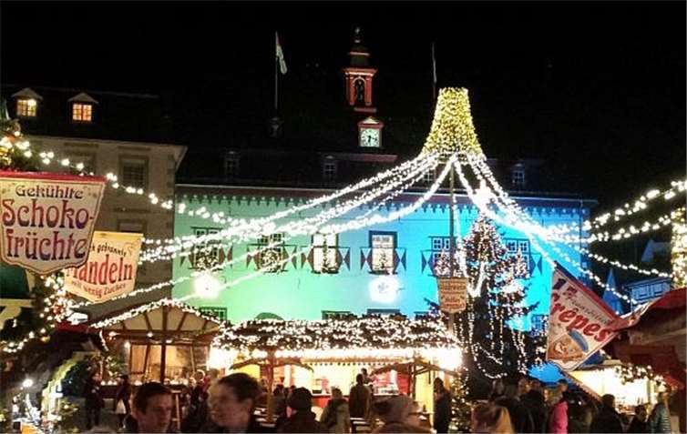 Das Rathaus im Lichterglanz.  Tourist-Information Stadt Linz am Rhein