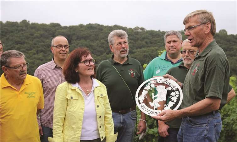 Das „Razejunge-Emblem“ hatten die Lehmener als Geschenk mitgebracht.