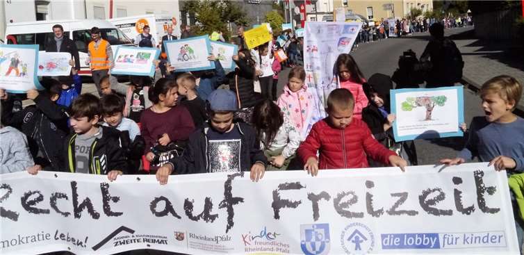 Das „Recht auf Freiheit“ führte die große Demo an und fast 500 Kinder erhoben ihre Stimmen, um dieses Recht für alle Kinder der Welt einzufordern. Privat