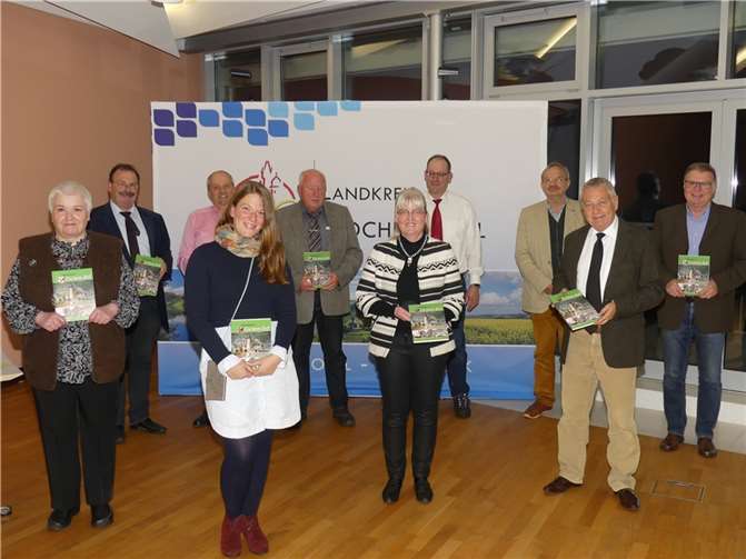 Das Redaktionsteam um seinen Leiter Heinz Kugel stellte das neue Heimatjahrbuch Cochem-Zell im Kreishaus vor.Fotos: TE