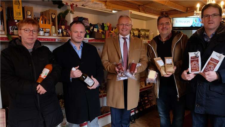 Das Regionalladen-Gemeinschaftsprojekt von Stadt und Landkreis Neuwied entwickelt sich und ist gegenüber dem Start im letzten Jahr mit einer nun wesentlich größeren Regionalladenhütte auf dem Neuwieder Knuspermarkt vertreten. Gut doppelt so viele regionale Aussteller wie im Advent 2018 präsentieren dort bis zum 23. 12. ihre zumeist handgefertigten Produkte, darunter viel Schönes zum Essen, Trinken, Wohnen und Schmücken. (v.l.n.r.): Petra Neuendorf, Oberbürgermeister Jan Einig, Landrat Achim Hallerbach, Jörg Hohenadl, Harald Schmillen.
