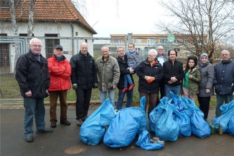 Das Reinigungsteam der CDU-Fraktion und ein Teil der gefüllten Müllsäcke.privat