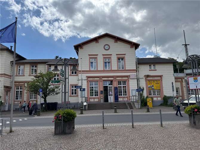 Das Reisezentrum der Deutschen Bahn AG in Remagen schließt. Fotos:AP