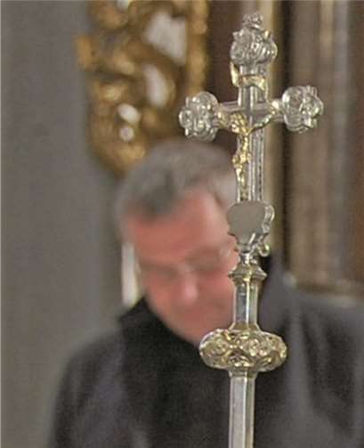 Das Reliquienkreuz bei der Aussetzungs-Andacht in der Marienkirche.