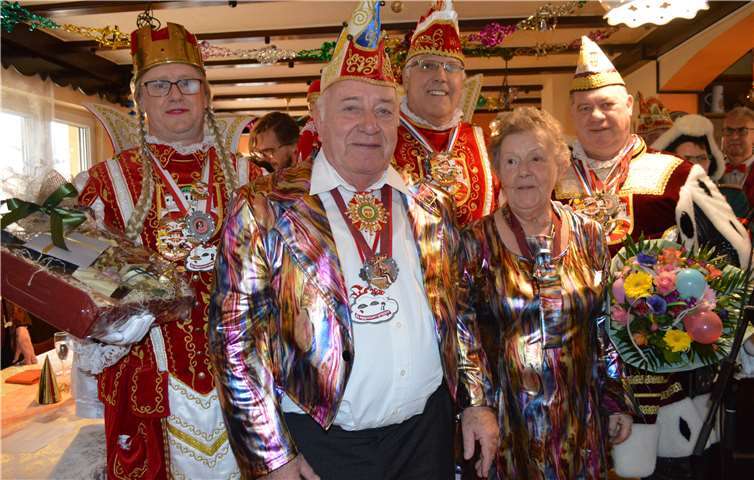 Das Remagener Dreigestirn überbrachte neben besten Wünschen auch Geschenke und einen Blumengruß an das Jubelpaar Alfons und Wilma Pütz. Foto: AB