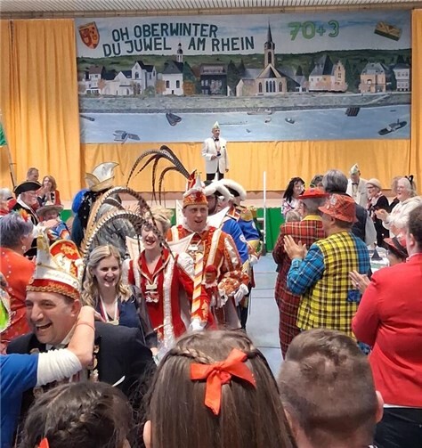 Das Remagener Prinzenpaar Daniel I. und Sabrina I. bahnt sich gemeinsam mit seinem Hofstaat einen Weg durch die Menge. Foto: privat