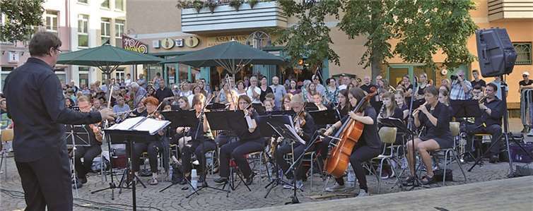 Das Remagener Stadtorchester, unter der Leitung von Frank von Häfen, begeisterte immer wieder die vielen Zuhörer auf dem Marktplatz. AB