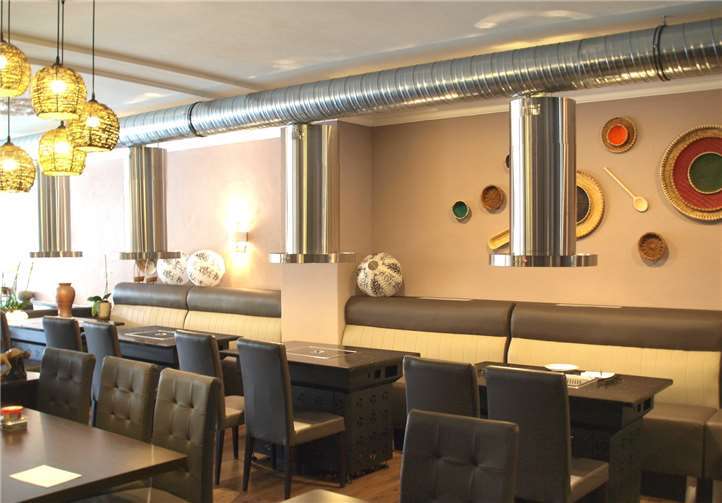 Das Restaurant bietet ein tolles Ambiente mit einer speziell angepassten Lichtinstallation. -US-